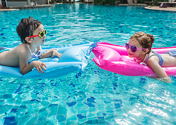 포토 JPG 주간 서양인 외국인 백인 해외기획촬영 여자 남자 수영복 여유 어린이 엎드리기 태국 물놀이 수영장 사람 상반신 야외 두명 옆모습 비키니 선글라스 마주보기 유치원생 젖음 수면 물안경 즐거움 비치베드 튜브 2015년태국 어린이만 안경낌 국내포토 자연요소 옷 감정 아시아 안경 뷰포인트 모션 놀이 인종 물 수영용품 파일형식