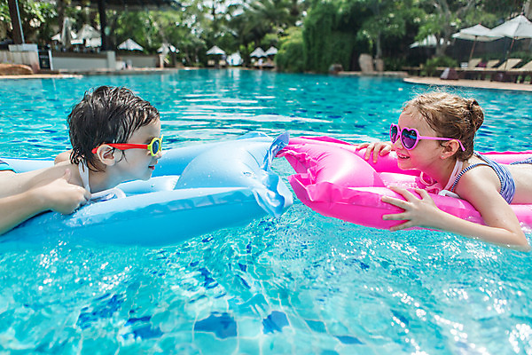 포토 JPG 주간 서양인 외국인 백인 해외기획촬영 여자 남자 여유 어린이 엎드리기 태국 물놀이 수영장 미소 사람 상반신 야외 두명 옆모습 선글라스 마주보기 유치원생 젖음 수면 즐거움 비치베드 튜브 2015년태국 어린이만 안경낌 국내포토 자연요소 감정 아시아 안경 뷰포인트 모션 놀이 표정 인종 물 파일형식