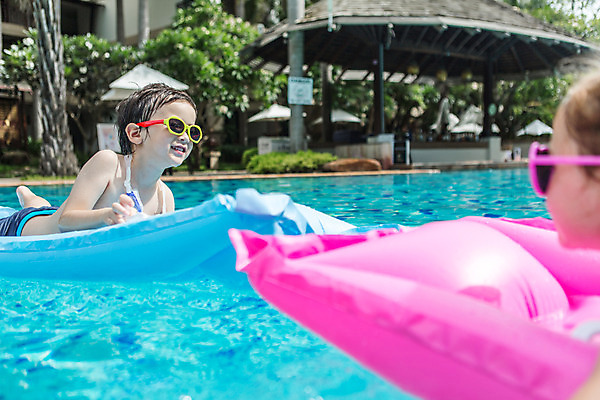 포토 JPG 주간 서양인 외국인 백인 해외기획촬영 여자 남자 수영복 여유 어린이 엎드리기 태국 물놀이 수영장 사람 상반신 야외 두명 선글라스 유치원생 젖음 잡기 수면 즐거움 비치베드 튜브 2015년태국 어린이만 안경낌 국내포토 자연요소 옷 감정 아시아 안경 모션 놀이 인종 물 파일형식