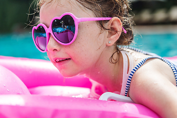 포토 JPG 주간 서양인 외국인 백인 해외기획촬영 여자 여유 어린이 엎드리기 태국 물놀이 수영장 한명 사람 상반신 야외 옆모습 아웃포커스 선글라스 유치원생 젖음 수면 즐거움 비치베드 튜브 2015년태국 여자만 여자한명만 어린이만 소녀만 소녀한명만 안경낌 국내포토 자연요소 1 감정 아시아 안경 뷰포인트 모션 놀이 촬영기법 인종 물 파일형식