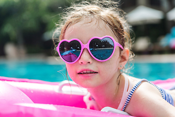 포토 JPG 주간 서양인 외국인 백인 해외기획촬영 여자 여유 어린이 엎드리기 태국 물놀이 수영장 한명 사람 상반신 야외 옆모습 아웃포커스 선글라스 유치원생 젖음 수면 즐거움 비치베드 튜브 2015년태국 여자만 여자한명만 어린이만 소녀만 소녀한명만 안경낌 국내포토 자연요소 1 감정 아시아 안경 뷰포인트 모션 놀이 촬영기법 인종 물 파일형식