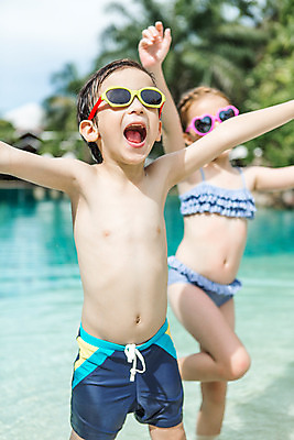 포토 JPG 주간 서양인 외국인 백인 해외기획촬영 여자 남자 수영복 여유 어린이 태국 물놀이 팔벌리기 수영장 입벌림 서기 사람 상반신 야외 두명 아웃포커스 비키니 선글라스 유치원생 젖음 즐거움 2015년태국 어린이만 안경낌 국내포토 자연요소 옷 감정 아시아 안경 모션 놀이 촬영기법 표정 인종 파일형식