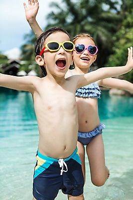 포토 JPG 주간 서양인 외국인 백인 해외기획촬영 여자 남자 수영복 여유 어린이 태국 물놀이 팔벌리기 수영장 입벌림 서기 웃음 사람 상반신 야외 두명 앞모습 아웃포커스 비키니 선글라스 유치원생 젖음 즐거움 다리들기 2015년태국 어린이만 안경낌 국내포토 자연요소 옷 감정 아시아 안경 뷰포인트 모션 놀이 촬영기법 표정 인종 파일형식