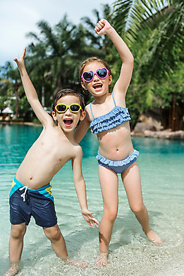 포토 JPG 주간 전신 서양인 외국인 백인 해외기획촬영 여자 남자 수영복 여유 어린이 태국 물놀이 수영장 서기 웃음 사람 야외 두명 앞모습 아웃포커스 비키니 선글라스 손들기 유치원생 젖음 즐거움 2015년태국 어린이만 안경낌 국내포토 자연요소 옷 감정 아시아 안경 뷰포인트 모션 놀이 촬영기법 표정 인종 파일형식