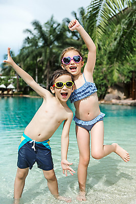 포토 JPG 주간 전신 서양인 외국인 백인 해외기획촬영 여자 남자 수영복 여유 어린이 태국 물놀이 수영장 서기 웃음 사람 야외 두명 앞모습 아웃포커스 비키니 선글라스 손들기 유치원생 젖음 즐거움 다리들기 2015년태국 어린이만 안경낌 국내포토 자연요소 옷 감정 아시아 안경 뷰포인트 모션 놀이 촬영기법 표정 인종 파일형식