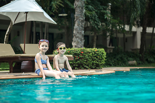 포토 JPG 주간 서양인 외국인 백인 해외기획촬영 여자 남자 수영복 여유 어린이 태국 물놀이 수영장 미소 사람 앉기 상반신 야외 두명 비키니 선글라스 유치원생 젖음 수면 즐거움 발담그기 2015년태국 어린이만 안경낌 국내포토 자연요소 옷 감정 아시아 안경 모션 놀이 표정 인종 물 파일형식
