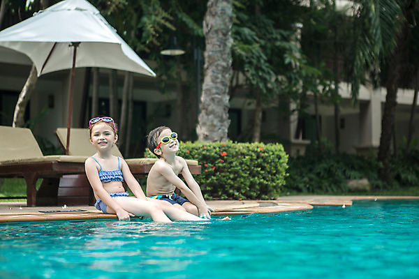 포토 JPG 주간 서양인 외국인 백인 해외기획촬영 여자 남자 수영복 여유 어린이 태국 물놀이 수영장 미소 사람 앉기 상반신 야외 두명 비키니 선글라스 유치원생 젖음 수면 즐거움 발담그기 2015년태국 어린이만 안경낌 국내포토 자연요소 옷 감정 아시아 안경 모션 놀이 표정 인종 물 파일형식