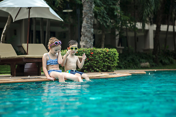 포토 JPG 주간 서양인 외국인 백인 해외기획촬영 여자 남자 수영복 여유 어린이 태국 물놀이 수영장 미소 사람 앉기 상반신 야외 두명 비키니 선글라스 유치원생 젖음 수면 즐거움 2015년태국 어린이만 안경낌 국내포토 자연요소 옷 감정 아시아 안경 모션 놀이 표정 인종 물 파일형식