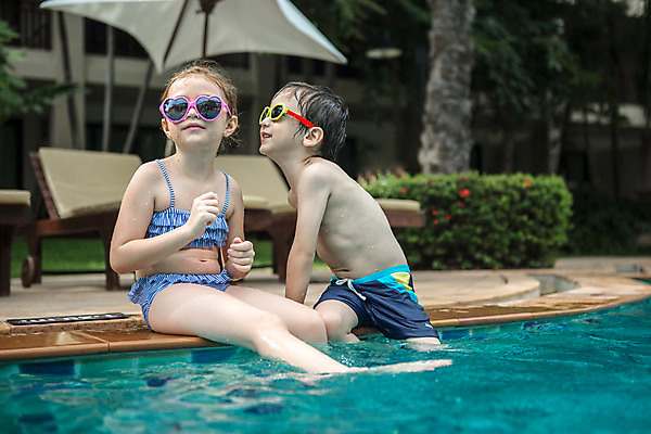 포토 JPG 주간 서양인 외국인 백인 해외기획촬영 여자 남자 수영복 여유 어린이 태국 물놀이 수영장 미소 사람 앉기 상반신 야외 두명 비키니 선글라스 유치원생 젖음 수면 즐거움 발담그기 2015년태국 어린이만 안경낌 국내포토 자연요소 옷 감정 아시아 안경 모션 놀이 표정 인종 물 파일형식