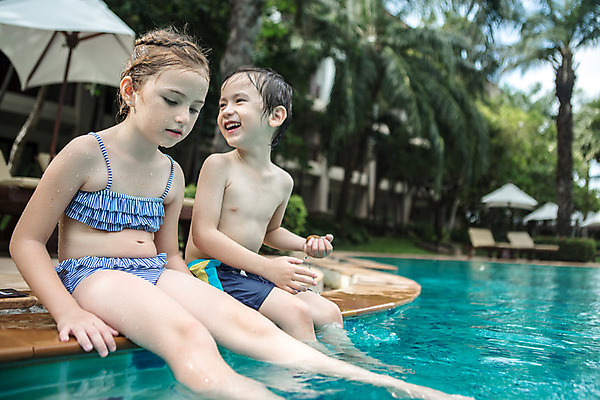 포토 JPG 주간 서양인 외국인 백인 해외기획촬영 여자 남자 수영복 여유 어린이 태국 물놀이 수영장 미소 사람 앉기 상반신 야외 두명 비키니 유치원생 젖음 수면 즐거움 2015년태국 어린이만 국내포토 자연요소 옷 감정 아시아 모션 놀이 표정 인종 물 파일형식