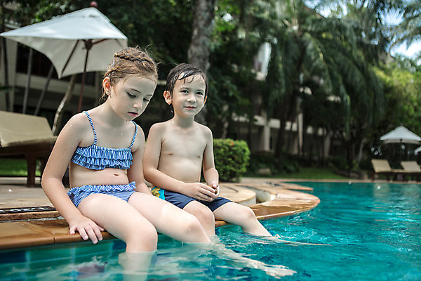 포토 JPG 주간 서양인 외국인 백인 해외기획촬영 여자 남자 수영복 여유 어린이 태국 물놀이 수영장 사람 앉기 상반신 야외 두명 비키니 유치원생 젖음 수면 즐거움 발담그기 2015년태국 어린이만 국내포토 자연요소 옷 감정 아시아 모션 놀이 인종 물 파일형식