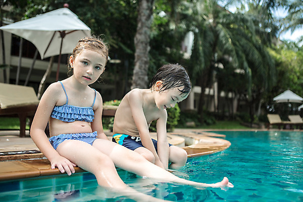포토 JPG 주간 전신 서양인 외국인 백인 해외기획촬영 응시 여자 남자 수영복 여유 어린이 태국 물놀이 수영장 사람 앉기 상반신 야외 두명 비키니 유치원생 수면 즐거움 발담그기 2015년태국 어린이만 국내포토 자연요소 시선 옷 감정 아시아 모션 놀이 인종 물 파일형식