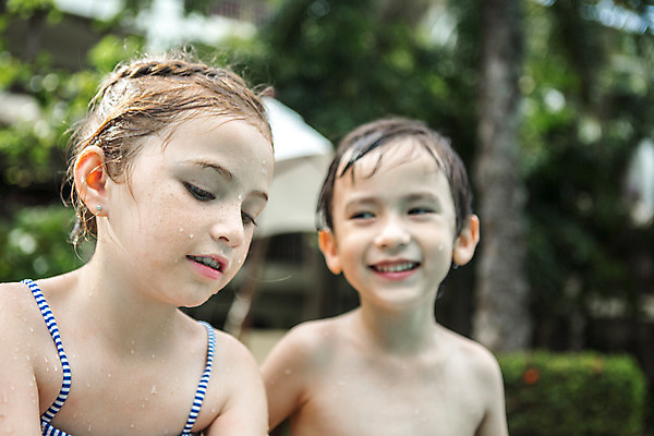 포토 JPG 주간 서양인 외국인 백인 해외기획촬영 응시 여자 남자 수영복 어린이 태국 휴식 수영장 미소 사람 상반신 야외 두명 아웃포커스 유치원생 젖음 즐거움 2015년태국 어린이만 내려보기 국내포토 자연요소 시선 옷 감정 아시아 컨셉 모션 촬영기법 표정 인종 파일형식