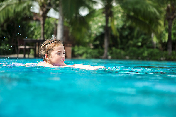 포토 JPG 주간 서양인 외국인 백인 해외기획촬영 여자 어린이 태국 수영장 한명 사람 상반신 야외 옆모습 아웃포커스 수영 유치원생 수면 즐거움 주근깨 2015년태국 여자만 여자한명만 어린이만 소녀만 소녀한명만 국내포토 자연요소 1 감정 아시아 뷰포인트 촬영기법 인종 물 수상스포츠 점 파일형식