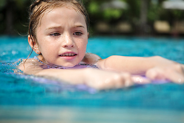 포토 JPG 주간 서양인 외국인 백인 해외기획촬영 여자 어린이 태국 수영장 한명 사람 상반신 야외 앞모습 아웃포커스 수영 유치원생 잡기 수면 즐거움 주근깨 킥판 2015년태국 여자만 여자한명만 어린이만 소녀만 소녀한명만 국내포토 자연요소 1 감정 아시아 뷰포인트 모션 촬영기법 인종 물 수상스포츠 점 수영용품 파일형식