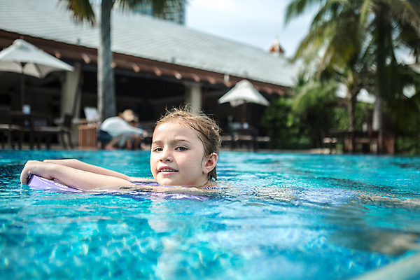 포토 JPG 주간 서양인 외국인 백인 해외기획촬영 여자 어린이 태국 수영장 한명 사람 상반신 야외 옆모습 수영 유치원생 잡기 수면 즐거움 주근깨 킥판 2015년태국 여자만 여자한명만 어린이만 소녀만 소녀한명만 국내포토 자연요소 1 감정 아시아 뷰포인트 모션 인종 물 수상스포츠 점 수영용품 파일형식