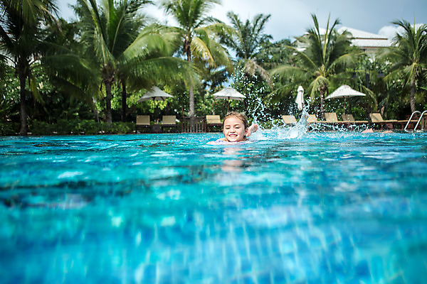 포토 JPG 주간 서양인 외국인 백인 해외기획촬영 여자 얼굴 어린이 맨발 태국 수영장 한명 미소 사람 상반신 야외 신체부위 수영 유치원생 수면 즐거움 2015년태국 여자만 여자한명만 어린이만 소녀만 소녀한명만 국내포토 자연요소 1 감정 아시아 발 표정 인종 물 수상스포츠 파일형식