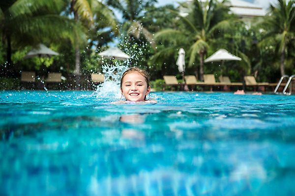 포토 JPG 주간 서양인 외국인 백인 해외기획촬영 여자 얼굴 어린이 태국 수영장 한명 미소 사람 상반신 야외 앞모습 신체부위 수영 유치원생 수면 즐거움 2015년태국 여자만 여자한명만 어린이만 소녀만 소녀한명만 국내포토 자연요소 1 감정 아시아 뷰포인트 표정 인종 물 수상스포츠 파일형식