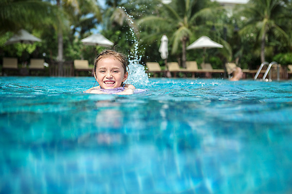 포토 JPG 주간 서양인 외국인 백인 해외기획촬영 여자 얼굴 어린이 태국 수영장 한명 미소 사람 상반신 야외 앞모습 신체부위 수영 유치원생 잡기 수면 즐거움 주근깨 킥판 2015년태국 여자만 여자한명만 어린이만 소녀만 소녀한명만 국내포토 자연요소 1 감정 아시아 뷰포인트 모션 표정 인종 물 수상스포츠 점 수영용품 파일형식