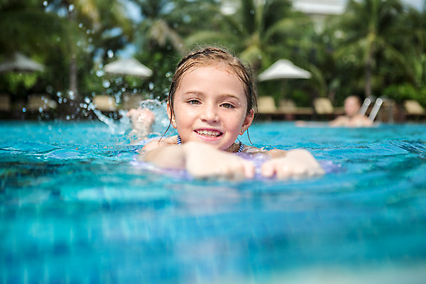포토 JPG 주간 서양인 외국인 백인 해외기획촬영 여자 어린이 태국 수영장 한명 미소 사람 상반신 야외 앞모습 아웃포커스 수영 유치원생 잡기 수면 즐거움 주근깨 킥판 2015년태국 여자만 여자한명만 어린이만 소녀만 소녀한명만 국내포토 자연요소 1 감정 아시아 뷰포인트 모션 촬영기법 표정 인종 물 수상스포츠 점 수영용품 파일형식