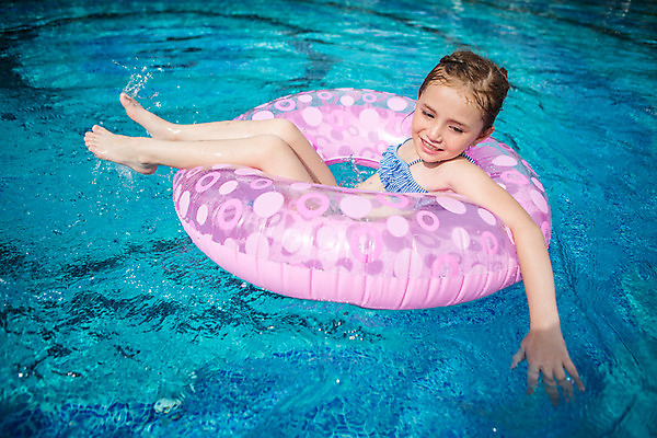 포토 JPG 주간 전신 서양인 외국인 백인 해외기획촬영 여자 수영복 행복 여유 어린이 태국 물놀이 물장구 수영장 한명 미소 사람 앉기 야외 옆모습 비키니 유치원생 수면 즐거움 튜브 주근깨 2015년태국 여자만 여자한명만 어린이만 소녀만 소녀한명만 국내포토 자연요소 1 옷 감정 아시아 뷰포인트 모션 놀이 표정 인종 물 점 파일형식