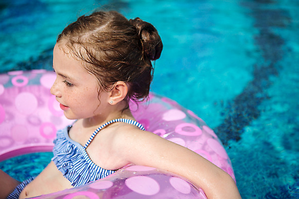 포토 JPG 주간 서양인 외국인 백인 해외기획촬영 여자 수영복 여유 어린이 태국 물놀이 수영장 한명 사람 앉기 상반신 야외 옆모습 아웃포커스 비키니 유치원생 수면 즐거움 올림머리 튜브 주근깨 2015년태국 여자만 여자한명만 어린이만 소녀만 소녀한명만 국내포토 자연요소 1 헤어스타일 옷 감정 아시아 뷰포인트 모션 놀이 촬영기법 인종 물 점 파일형식