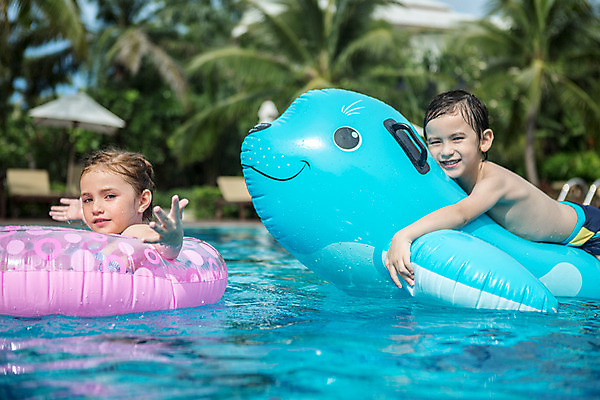 포토 JPG 주간 서양인 외국인 백인 해외기획촬영 여자 남자 여유 어린이 엎드리기 태국 물놀이 팔벌리기 수영장 미소 사람 상반신 야외 두명 옆모습 유치원생 젖음 잡기 수면 승차 즐거움 튜브 2015년태국 어린이만 국내포토 자연요소 감정 아시아 뷰포인트 모션 놀이 표정 인종 물 파일형식