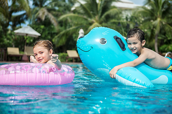 포토 JPG 주간 서양인 외국인 백인 해외기획촬영 여자 남자 여유 어린이 엎드리기 태국 물놀이 팔벌리기 수영장 미소 사람 상반신 야외 두명 옆모습 유치원생 젖음 잡기 수면 승차 즐거움 튜브 2015년태국 어린이만 국내포토 자연요소 감정 아시아 뷰포인트 모션 놀이 표정 인종 물 파일형식