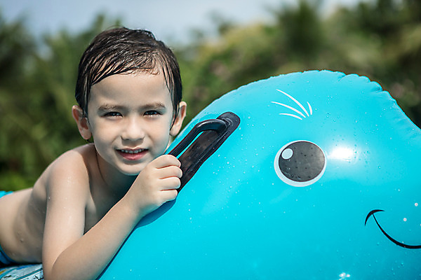 포토 JPG 주간 서양인 외국인 백인 해외기획촬영 남자 여유 어린이 엎드리기 태국 물놀이 한명 사람 상반신 야외 옆모습 아웃포커스 유치원생 젖음 잡기 승차 즐거움 튜브 2015년태국 남자만 남자한명만 어린이만 소년만 소년한명만 국내포토 자연요소 1 감정 아시아 뷰포인트 모션 놀이 촬영기법 인종 파일형식