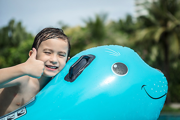 포토 JPG 주간 서양인 외국인 백인 해외기획촬영 남자 여유 어린이 엎드리기 태국 물놀이 한명 미소 사람 손짓 상반신 야외 옆모습 아웃포커스 유치원생 젖음 엄지손가락 최고 승차 즐거움 튜브 2015년태국 남자만 남자한명만 어린이만 소년만 소년한명만 국내포토 자연요소 1 감정 아시아 뷰포인트 손가락 모션 놀이 촬영기법 표정 인종 파일형식