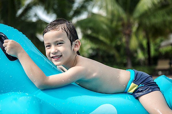 포토 JPG 주간 서양인 외국인 백인 해외기획촬영 남자 수영복 여유 어린이 엎드리기 태국 물놀이 한명 미소 사람 상반신 야외 옆모습 아웃포커스 유치원생 젖음 잡기 승차 즐거움 튜브 2015년태국 남자만 남자한명만 어린이만 소년만 소년한명만 국내포토 자연요소 1 옷 감정 아시아 뷰포인트 모션 놀이 촬영기법 표정 인종 파일형식