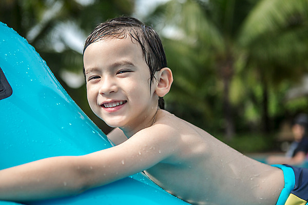 포토 JPG 주간 서양인 외국인 백인 해외기획촬영 남자 수영복 여유 어린이 엎드리기 태국 물놀이 한명 미소 사람 상반신 야외 옆모습 아웃포커스 유치원생 젖음 승차 즐거움 튜브 2015년태국 남자만 남자한명만 어린이만 소년만 소년한명만 국내포토 자연요소 1 옷 감정 아시아 뷰포인트 모션 놀이 촬영기법 표정 인종 파일형식