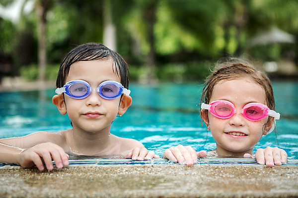 포토 JPG 주간 서양인 외국인 백인 해외기획촬영 여자 남자 어린이 태국 수영장 매달리기 사람 상반신 야외 두명 앞모습 아웃포커스 유치원생 젖음 잡기 물안경 즐거움 주근깨 2015년태국 어린이만 안경낌 국내포토 자연요소 감정 아시아 안경 뷰포인트 모션 촬영기법 인종 점 수영용품 파일형식