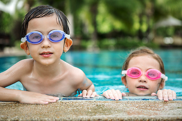 포토 JPG 주간 서양인 외국인 백인 해외기획촬영 여자 남자 어린이 태국 수영장 매달리기 사람 상반신 야외 두명 앞모습 아웃포커스 유치원생 젖음 잡기 물안경 즐거움 2015년태국 어린이만 안경낌 국내포토 자연요소 감정 아시아 안경 뷰포인트 모션 촬영기법 인종 수영용품 파일형식