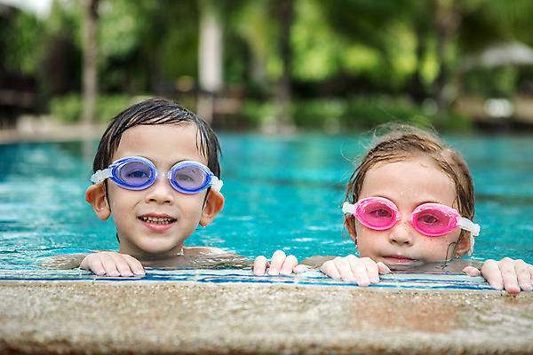 포토 JPG 주간 서양인 외국인 백인 해외기획촬영 여자 남자 어린이 태국 수영장 매달리기 미소 사람 상반신 야외 두명 앞모습 아웃포커스 유치원생 젖음 잡기 물안경 즐거움 주근깨 2015년태국 어린이만 안경낌 국내포토 자연요소 감정 아시아 안경 뷰포인트 모션 촬영기법 표정 인종 점 수영용품 파일형식