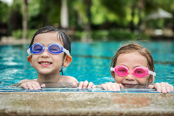포토 JPG 주간 서양인 외국인 백인 해외기획촬영 여자 남자 어린이 태국 수영장 매달리기 미소 사람 상반신 야외 두명 앞모습 아웃포커스 유치원생 젖음 잡기 물안경 즐거움 주근깨 2015년태국 어린이만 안경낌 국내포토 자연요소 감정 아시아 안경 뷰포인트 모션 촬영기법 표정 인종 점 수영용품 파일형식