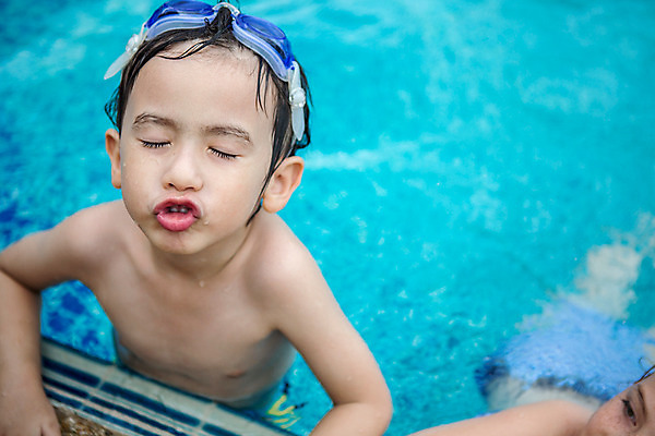포토 JPG 주간 서양인 외국인 백인 해외기획촬영 여자 남자 어린이 장난 태국 수영장 사람 상반신 야외 두명 앞모습 아웃포커스 눈감음 유치원생 젖음 물안경 즐거움 입내밀기 2015년태국 어린이만 국내포토 자연요소 감정 아시아 뷰포인트 모션 촬영기법 인종 수영용품 파일형식