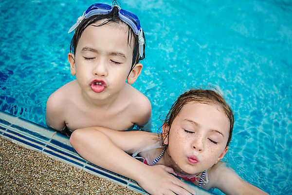 포토 JPG 주간 서양인 외국인 백인 해외기획촬영 여자 남자 어린이 장난 태국 수영장 사람 상반신 야외 두명 앞모습 눈감음 유치원생 젖음 물안경 즐거움 입내밀기 주근깨 2015년태국 어린이만 국내포토 자연요소 감정 아시아 뷰포인트 모션 인종 점 수영용품 파일형식
