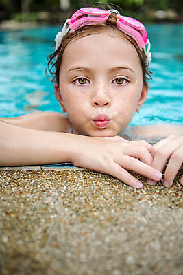 포토 JPG 주간 서양인 외국인 백인 해외기획촬영 여자 얼굴 어린이 장난 태국 수영장 매달리기 한명 사람 상반신 야외 앞모습 아웃포커스 신체부위 유치원생 젖음 물안경 즐거움 입내밀기 주근깨 2015년태국 여자만 여자한명만 어린이만 소녀만 소녀한명만 국내포토 자연요소 1 감정 아시아 뷰포인트 모션 촬영기법 인종 점 수영용품 파일형식