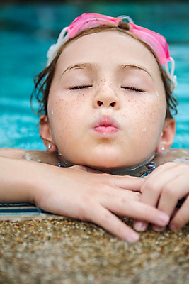 포토 JPG 주간 서양인 외국인 백인 해외기획촬영 여자 얼굴 어린이 장난 태국 수영장 매달리기 한명 사람 상반신 야외 앞모습 아웃포커스 신체부위 눈감음 유치원생 젖음 물안경 즐거움 입내밀기 주근깨 2015년태국 여자만 여자한명만 어린이만 소녀만 소녀한명만 국내포토 자연요소 1 감정 아시아 뷰포인트 모션 촬영기법 인종 점 수영용품 파일형식
