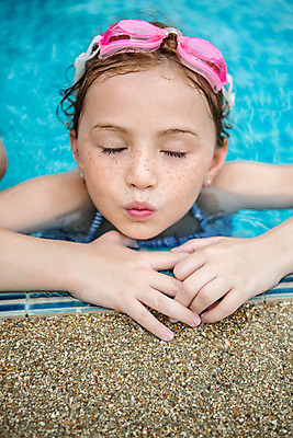 포토 JPG 주간 서양인 외국인 백인 해외기획촬영 여자 어린이 장난 태국 수영장 매달리기 한명 사람 상반신 야외 앞모습 눈감음 유치원생 젖음 물안경 즐거움 입내밀기 주근깨 2015년태국 여자만 여자한명만 어린이만 소녀만 소녀한명만 국내포토 자연요소 1 감정 아시아 뷰포인트 모션 인종 점 수영용품 파일형식