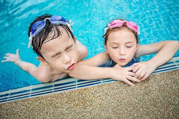 포토 JPG 주간 서양인 외국인 백인 해외기획촬영 여자 남자 어린이 장난 태국 수영장 매달리기 사람 상반신 야외 두명 앞모습 눈감음 유치원생 젖음 물안경 즐거움 입내밀기 2015년태국 어린이만 국내포토 자연요소 감정 아시아 뷰포인트 모션 인종 수영용품 파일형식
