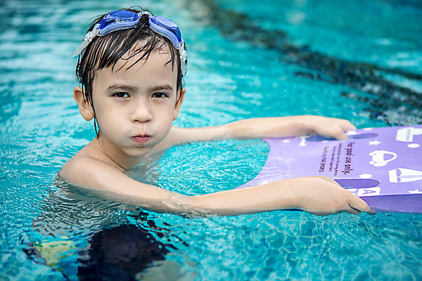 포토 JPG 주간 서양인 외국인 백인 해외기획촬영 남자 여유 어린이 태국 물놀이 수영장 한명 사람 상반신 야외 옆모습 수영 유치원생 젖음 잡기 물안경 즐거움 킥판 2015년태국 남자만 남자한명만 어린이만 소년만 소년한명만 국내포토 자연요소 1 감정 아시아 뷰포인트 모션 놀이 인종 수상스포츠 수영용품 파일형식