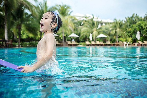 포토 JPG 주간 서양인 외국인 백인 해외기획촬영 남자 여유 어린이 장난 태국 물놀이 수영장 한명 사람 상반신 야외 옆모습 유치원생 젖음 잡기 즐거움 킥판 2015년태국 남자만 남자한명만 어린이만 소년만 소년한명만 국내포토 자연요소 1 감정 아시아 뷰포인트 모션 놀이 인종 수영용품 파일형식