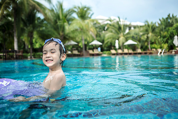 포토 JPG 주간 서양인 외국인 백인 해외기획촬영 남자 여유 어린이 태국 물놀이 수영장 한명 미소 사람 상반신 야외 옆모습 유치원생 젖음 잡기 물안경 즐거움 킥판 2015년태국 남자만 남자한명만 어린이만 소년만 소년한명만 국내포토 자연요소 1 감정 아시아 뷰포인트 모션 놀이 표정 인종 수영용품 파일형식