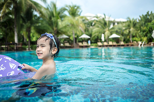 포토 JPG 주간 서양인 외국인 백인 해외기획촬영 남자 여유 어린이 태국 물놀이 수영장 한명 미소 사람 상반신 야외 옆모습 유치원생 젖음 잡기 물안경 즐거움 킥판 2015년태국 남자만 남자한명만 어린이만 소년만 소년한명만 국내포토 자연요소 1 감정 아시아 뷰포인트 모션 놀이 표정 인종 수영용품 파일형식
