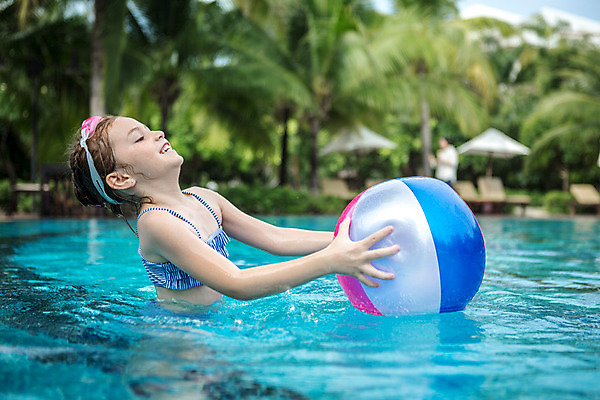 포토 JPG 주간 서양인 외국인 백인 해외기획촬영 여자 수영복 여유 어린이 공 태국 물놀이 수영장 한명 미소 사람 상반신 야외 옆모습 비키니 유치원생 젖음 잡기 비치볼 물안경 즐거움 주근깨 2015년태국 여자만 여자한명만 어린이만 소녀만 소녀한명만 국내포토 자연요소 1 옷 감정 아시아 뷰포인트 모션 놀이 바캉스용품 표정 인종 점 수영용품 파일형식