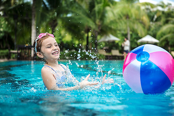 포토 JPG 주간 서양인 외국인 백인 해외기획촬영 여자 수영복 여유 어린이 공 태국 물놀이 수영장 한명 미소 사람 상반신 야외 옆모습 유치원생 젖음 비치볼 물안경 즐거움 주근깨 2015년태국 여자만 여자한명만 어린이만 소녀만 소녀한명만 국내포토 자연요소 1 옷 감정 아시아 뷰포인트 놀이 바캉스용품 표정 인종 점 수영용품 파일형식