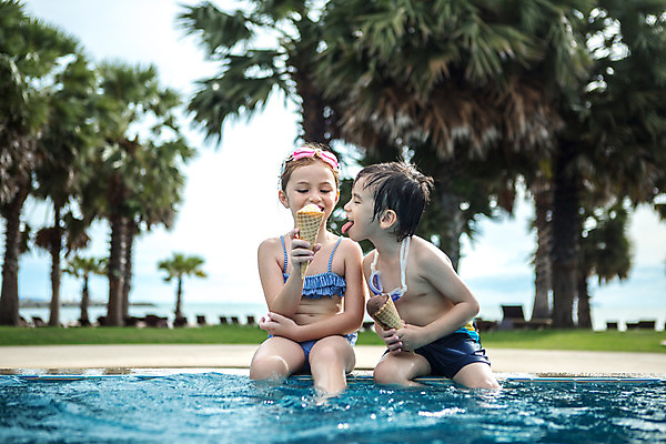 포토 JPG 주간 서양인 외국인 백인 해외기획촬영 여자 남자 수영복 어린이 태국 아이스크림 수영장 사람 앉기 상반신 야외 두명 앞모습 비키니 유치원생 젖음 먹기 물안경 즐거움 주근깨 발담그기 2015년태국 어린이만 국내포토 자연요소 옷 감정 아시아 뷰포인트 모션 디저트 인종 점 수영용품 파일형식