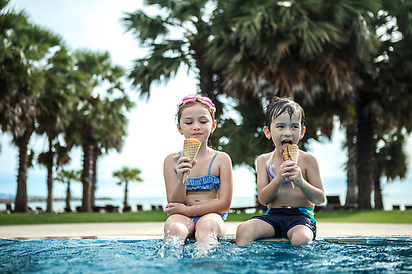 포토 JPG 주간 서양인 외국인 백인 해외기획촬영 여자 남자 수영복 어린이 태국 수영장 들기 사람 앉기 상반신 야외 두명 앞모습 비키니 유치원생 젖음 먹기 물안경 즐거움 콘아이스크림 주근깨 발담그기 2015년태국 어린이만 국내포토 자연요소 옷 감정 아시아 뷰포인트 모션 아이스크림 인종 점 수영용품 파일형식